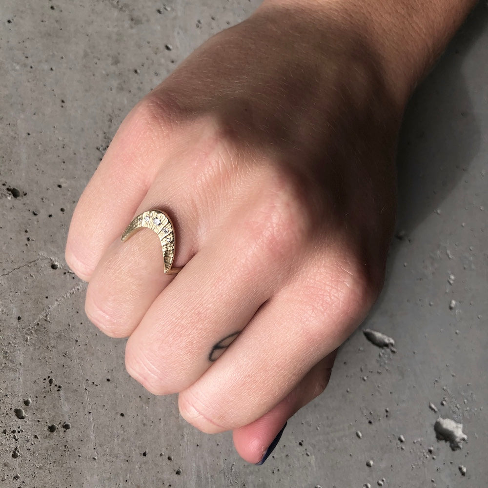 DECO SHELL HORSESHOE RING