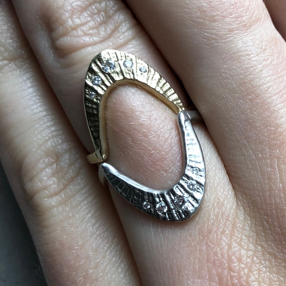 DECO SHELL HORSESHOE RING